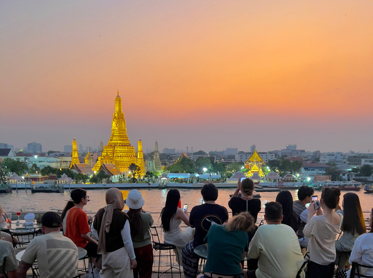 Eagle Nest bar in Bangkok met uitzicht op Wat Arun tijdens zonsondergang